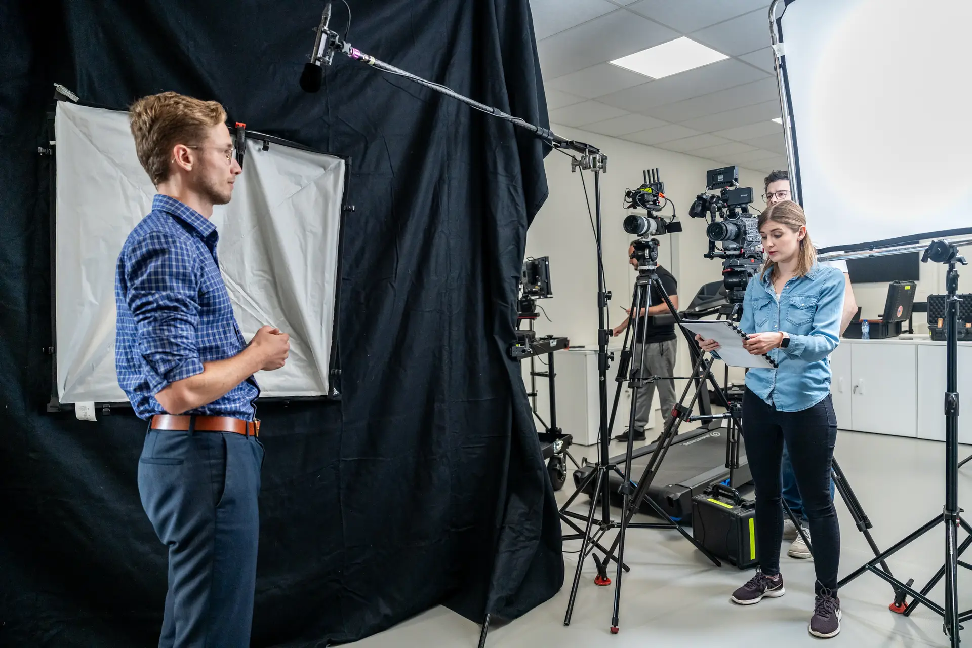 Interview setting met een reporter en een geïnterviewde. Camera man met 2 camera's voor afwisselende hoeken.