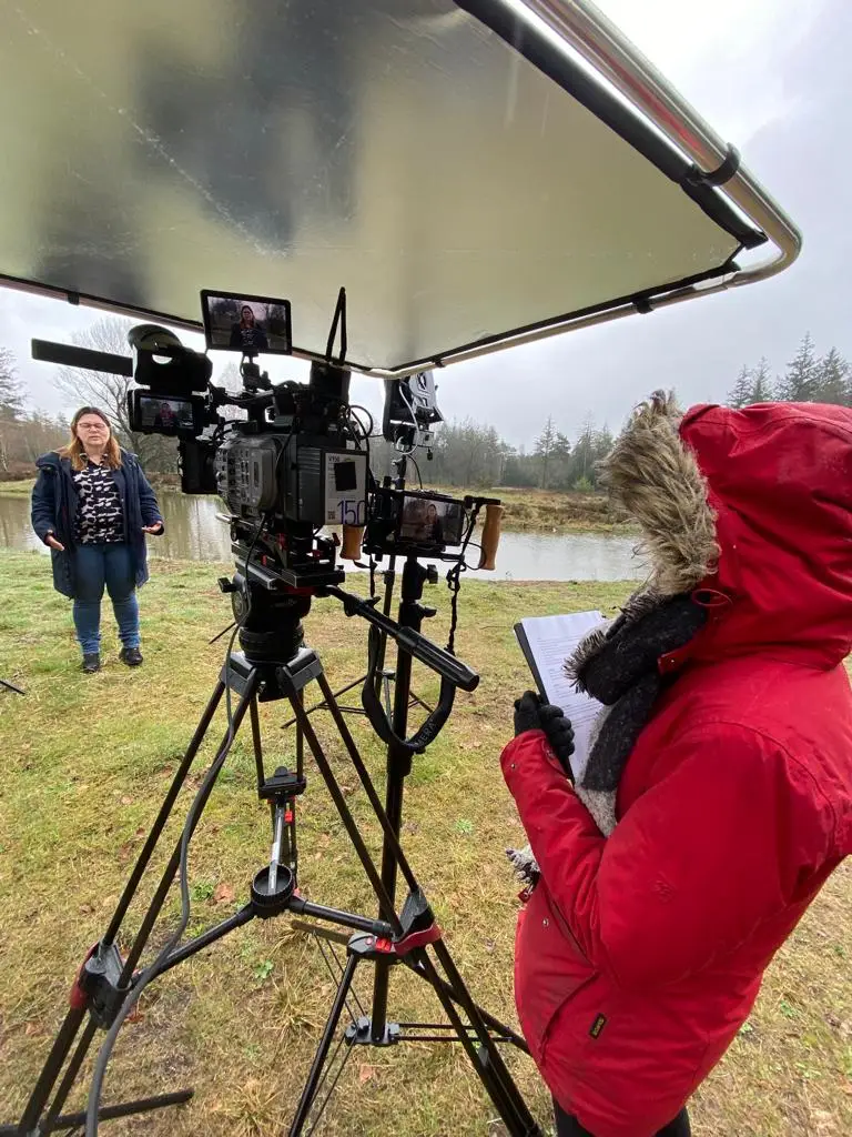 Buiten video opnames van een interview en een reporter.