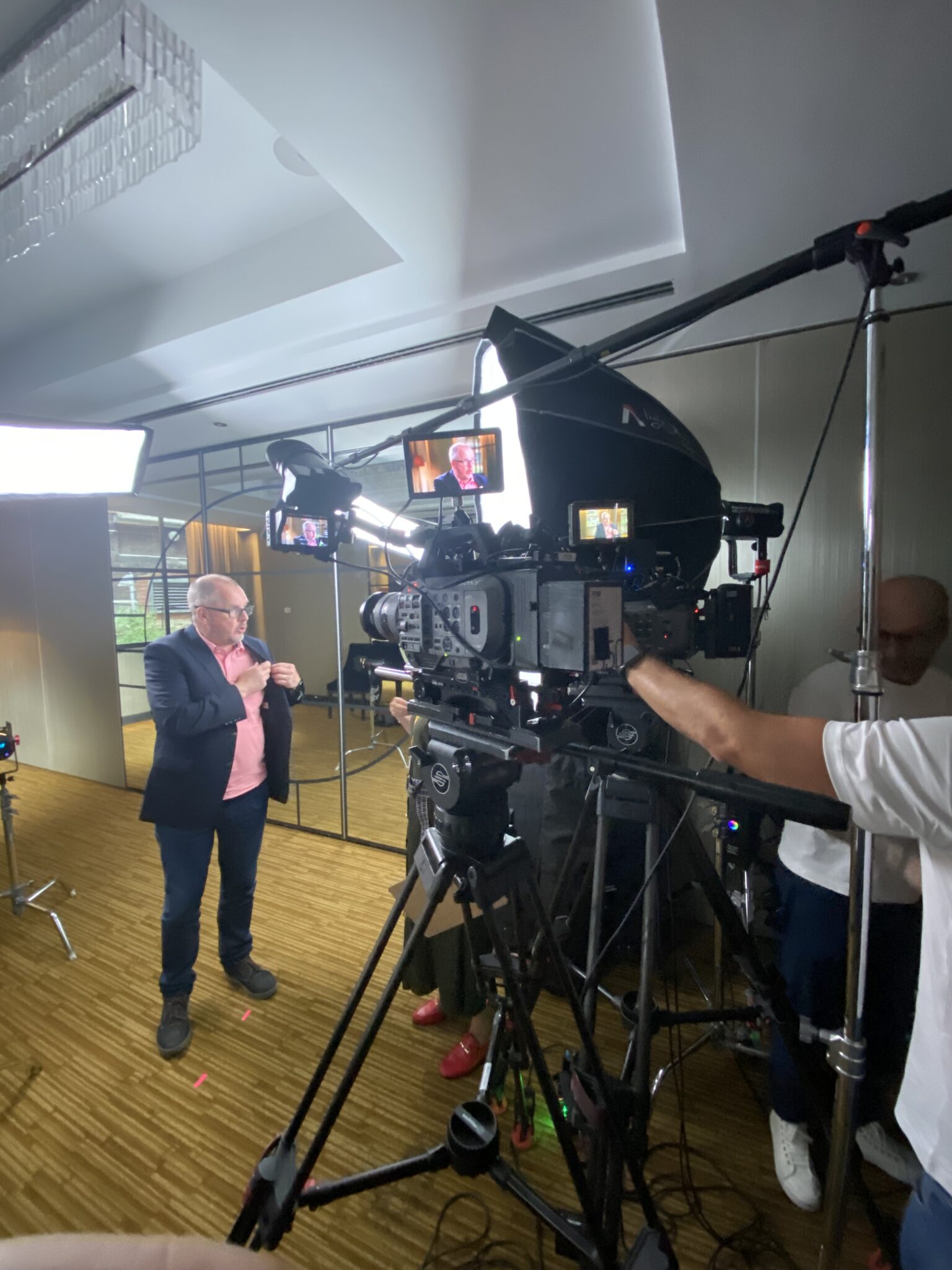 Interview setting met twee camera's waarbij er vragen gesteld worden en de geïnterviewde in gesprek gaat met de reporter.