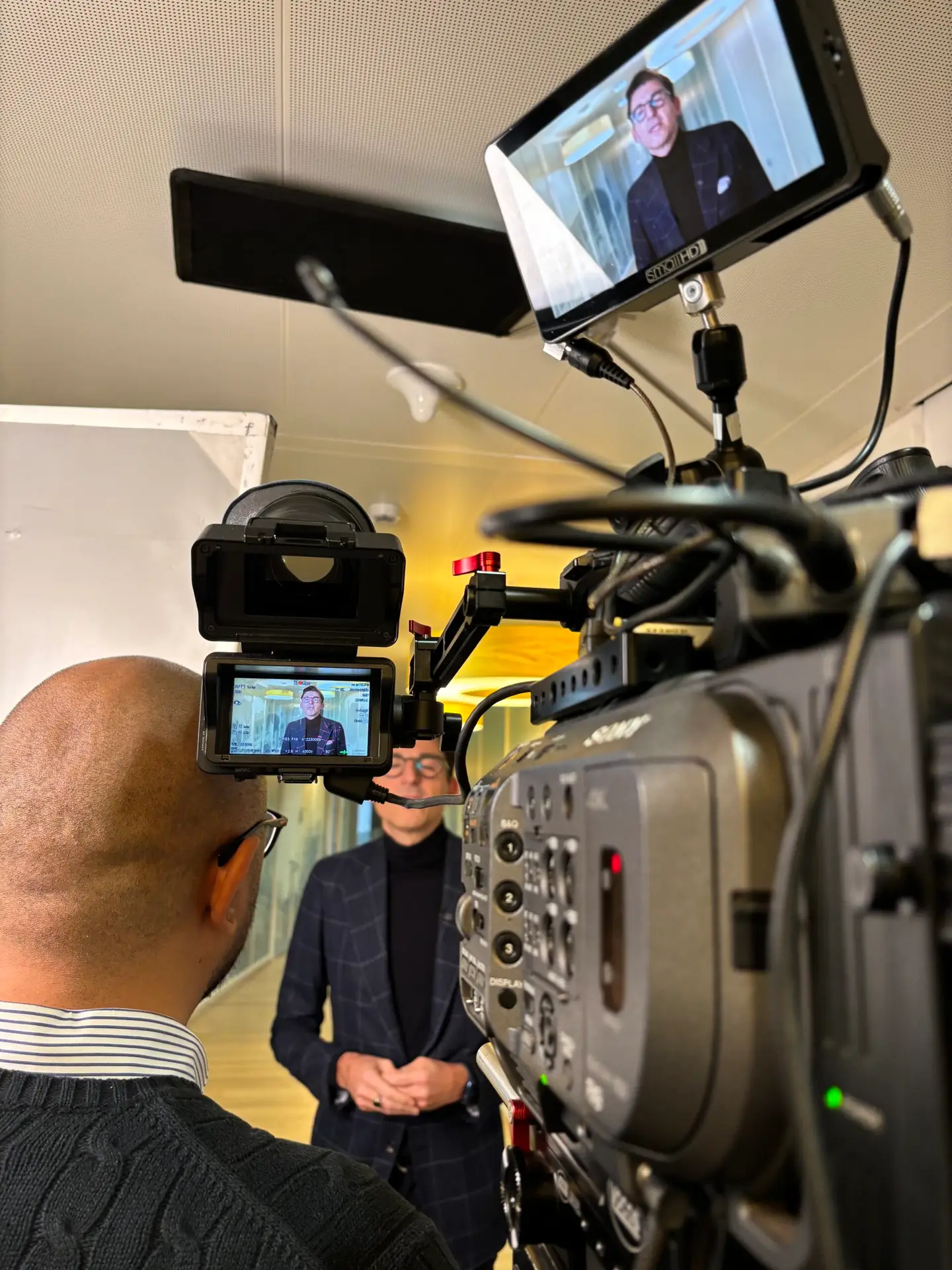 Interview setting waarbij de reporter vragen stelt aan de geïnterviewde.